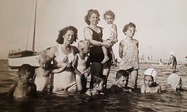 Der junge Hugo Brinkktter mit Mutter ...s und Cousinen am Strand von Riccione.  | Foto: privat