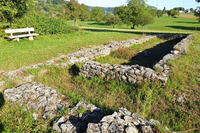 Eine Mauer zeigt die Umrisse (hier ein...r Stille der Vergangenheit nachspren.  | Foto: Sabine Ehrentreich