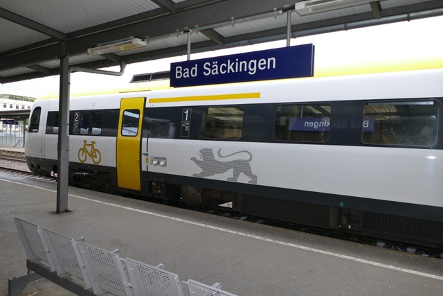 Am Montagabend wurden zwei Triebfahrze...e des Bad Sckinger Bahnhofs beworfen.  | Foto: Axel Kremp