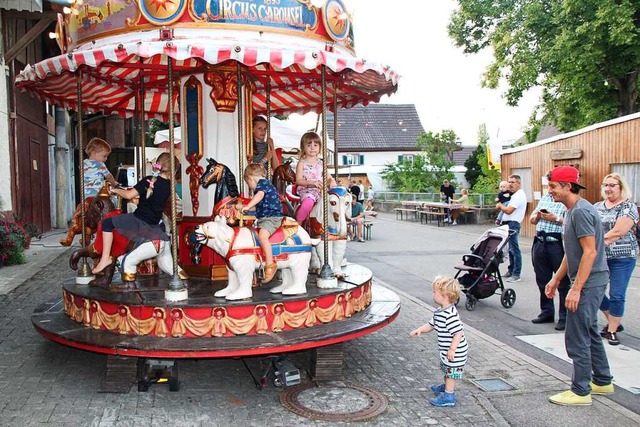 Das Kinderkarussell erfreute sich wieder groer Beliebtheit.  | Foto: Reinhard Cremer