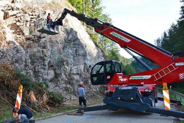 Experten sichern Felsen bei St. Märgen, damit sich kein gefährliches Geröll mehr löst