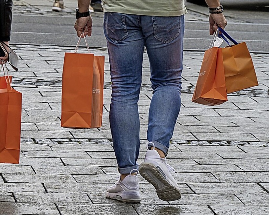 Angesichts der hohen Inflation verzichten viele auf Shoppingtouren.  | Foto: Peter Kneffel (dpa)