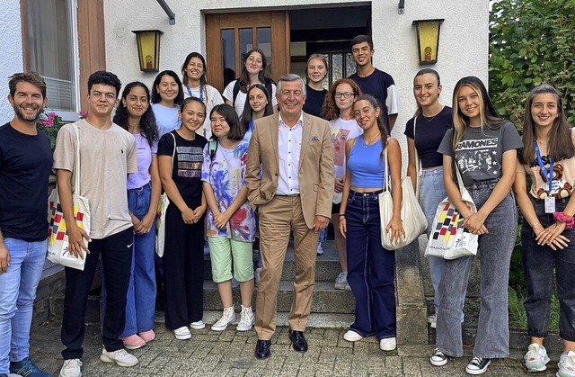 Teilnehmer des internationalen Jugendk...laus-Michael Tatsch Fragen zu stellen.  | Foto: privat