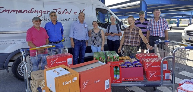 Einkauf fr die Tafeln Emmendingen und...ein und  Mitarbeitende der Tafellden.  | Foto: Verein