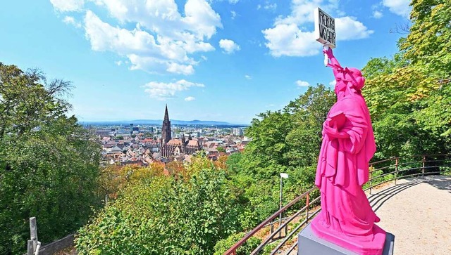 berblickte Freiburg nur kurz: die pinke Statue  | Foto: Michael Bamberger