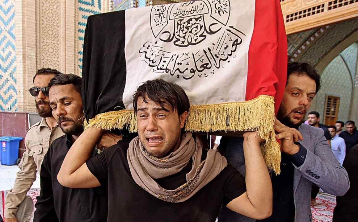 Anhänger von Muktada al-Sadr tragen na...d am Montag einen der Ihren zu Grabe.   | Foto: ALI NAJAFI (AFP)