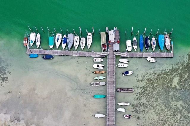 Schiffe liegen am Bodensee auf dem Trockenen.  | Foto: Felix Kstle (dpa)