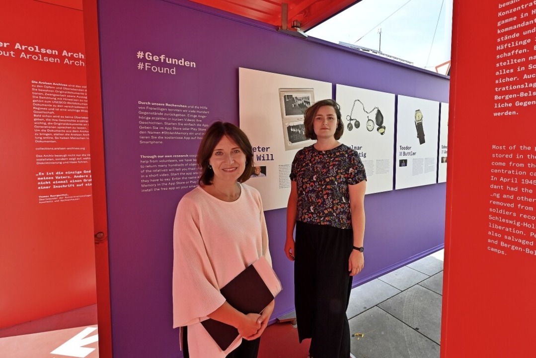 Julia Wolrab (vorn) und Charlotte Gromann in der Wanderausstellung  | Foto: Michael Bamberger