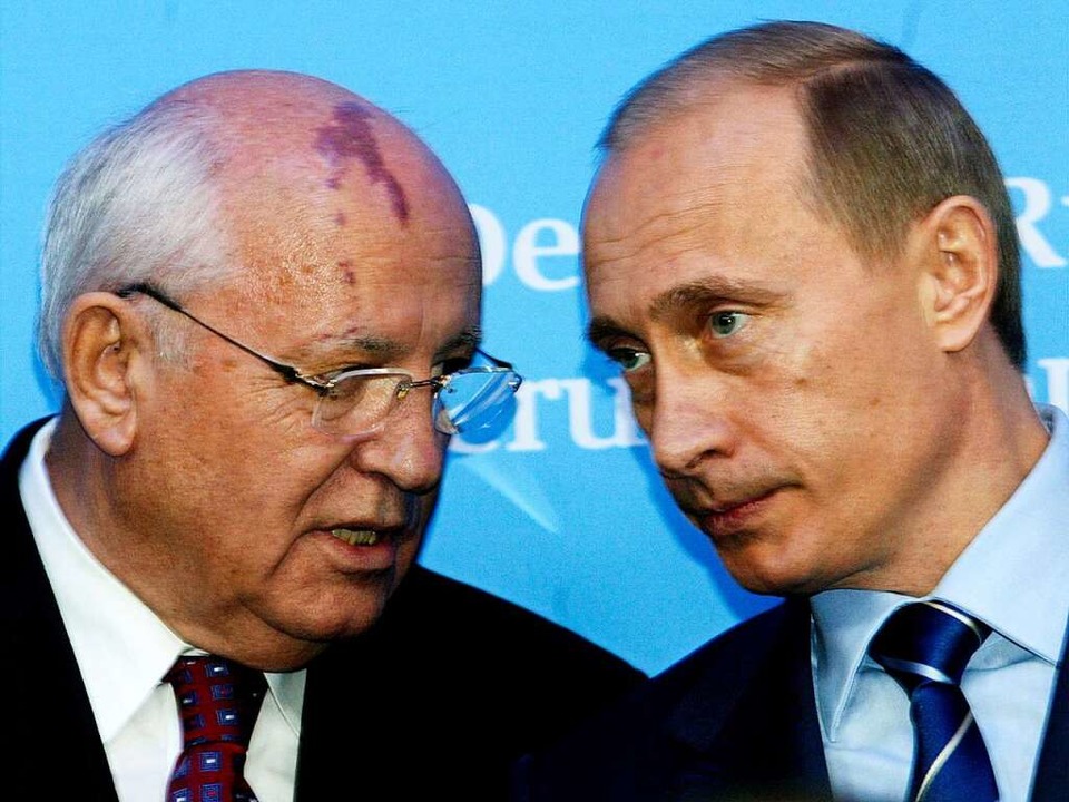 Michail Gorbatschow und Wladimir Putin, 2004  | Foto: Heribert Proepper (dpa)
