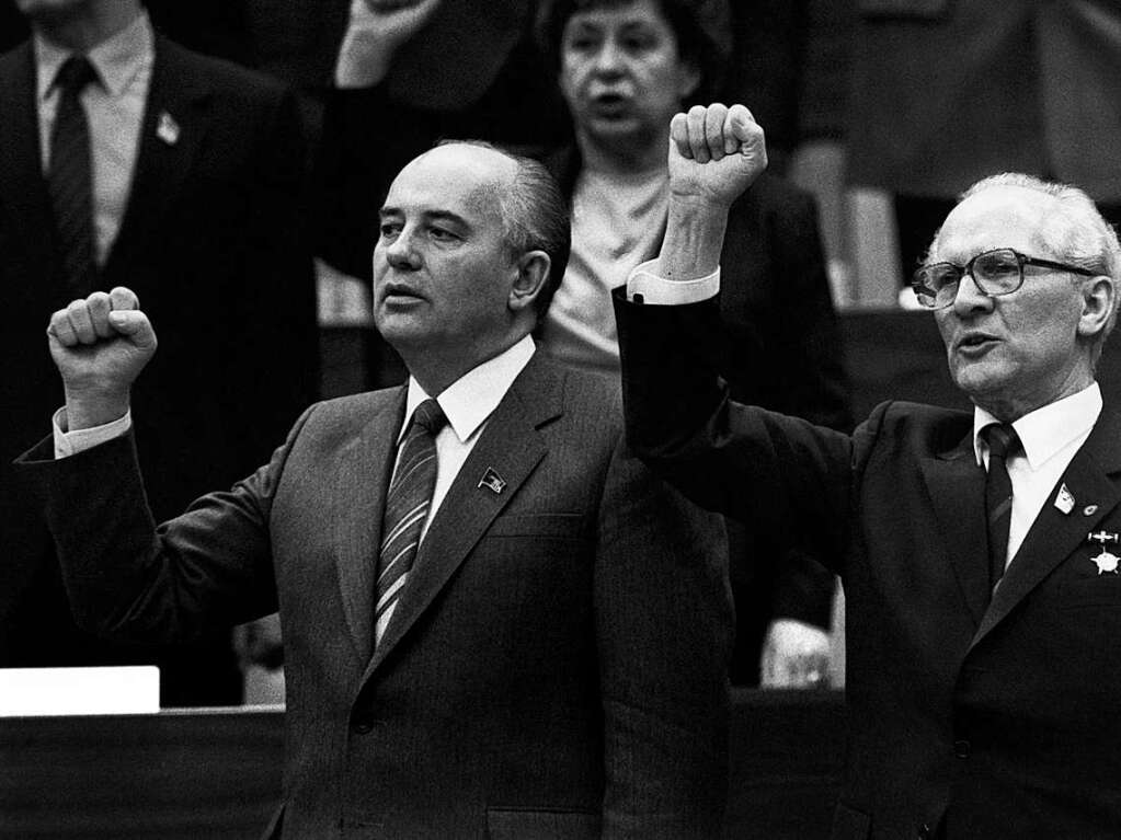 Im Jahr 1985 kam Michael Gorbatschow in Moskau an die Macht. Das Bild vom  April 1986 zeigt ihn  mit DDR-Staatschef Erich Honecker am Ende eines Kongresses der SED in Ost-Berlin.