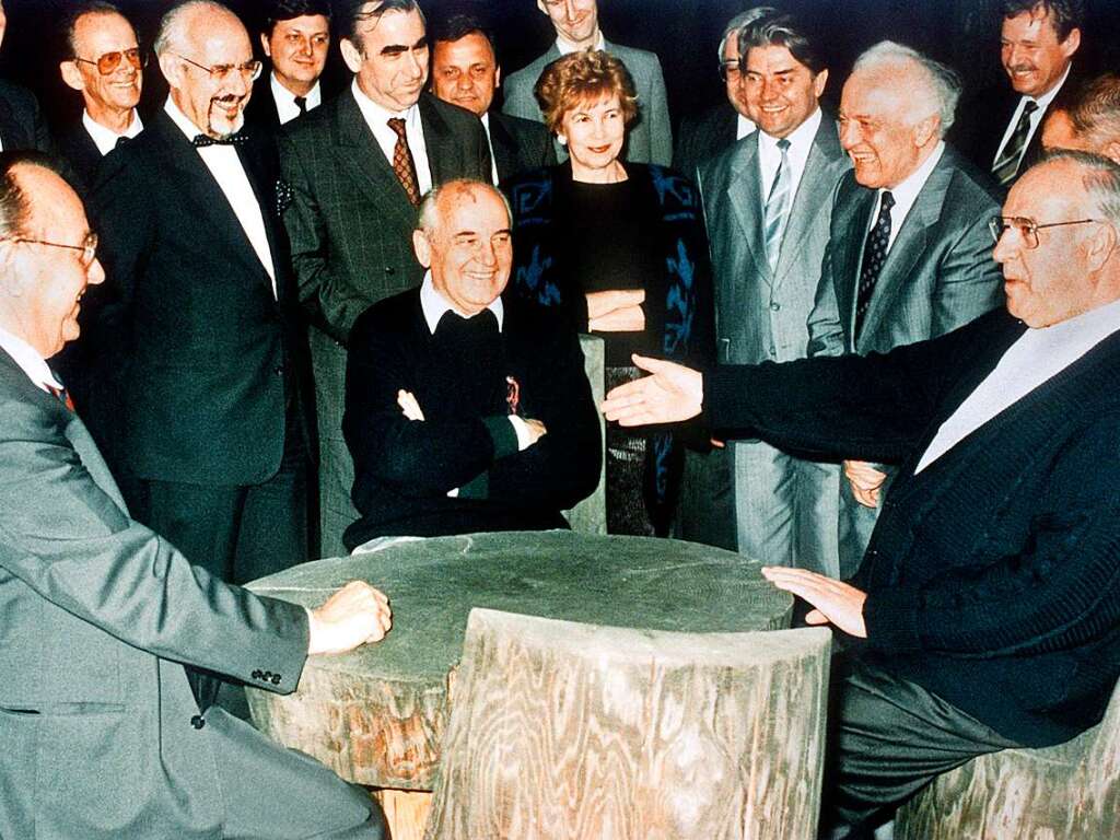 Im Juli 1990 wurden bei einem Besuch von Bundeskanzler Kohl (rechts) und Auenminister Genscher (links) die Weichen zur deutschen Wiedervereinigung gestellt. Die Bilder mit Gorbatschow (Mitte) im Kaukasus gelten als ikonisch.