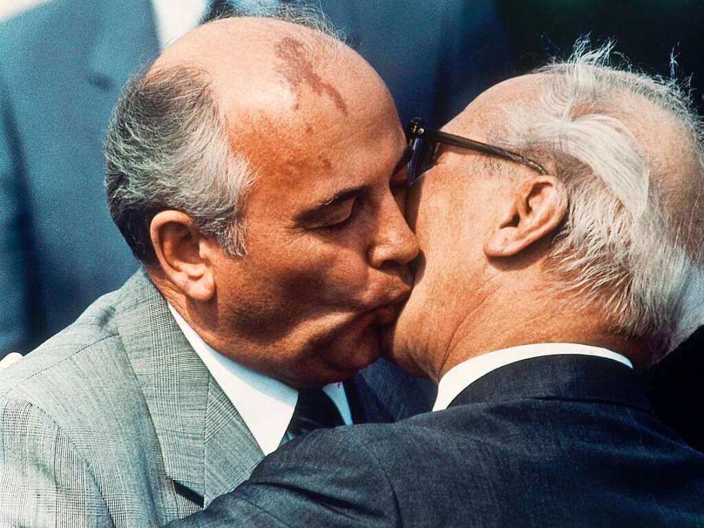 Freunde waren Gorbatschow und Honecker nicht – auch wenn sie den sozialistischen Bruderkuss beherrschten. Gorbatischows historischer Satz „Wer zu spt kommt, den bestaft das Leben“ war auf Honecker gemnzt.