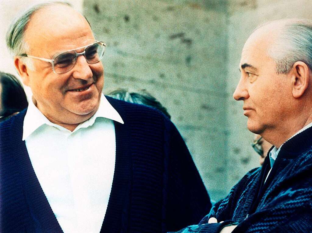 Maschen statt Mauern im Jahr 1990: Helmut Kohl (l.) mit Strickjacke und Michail Gorbatschow mit Pullover