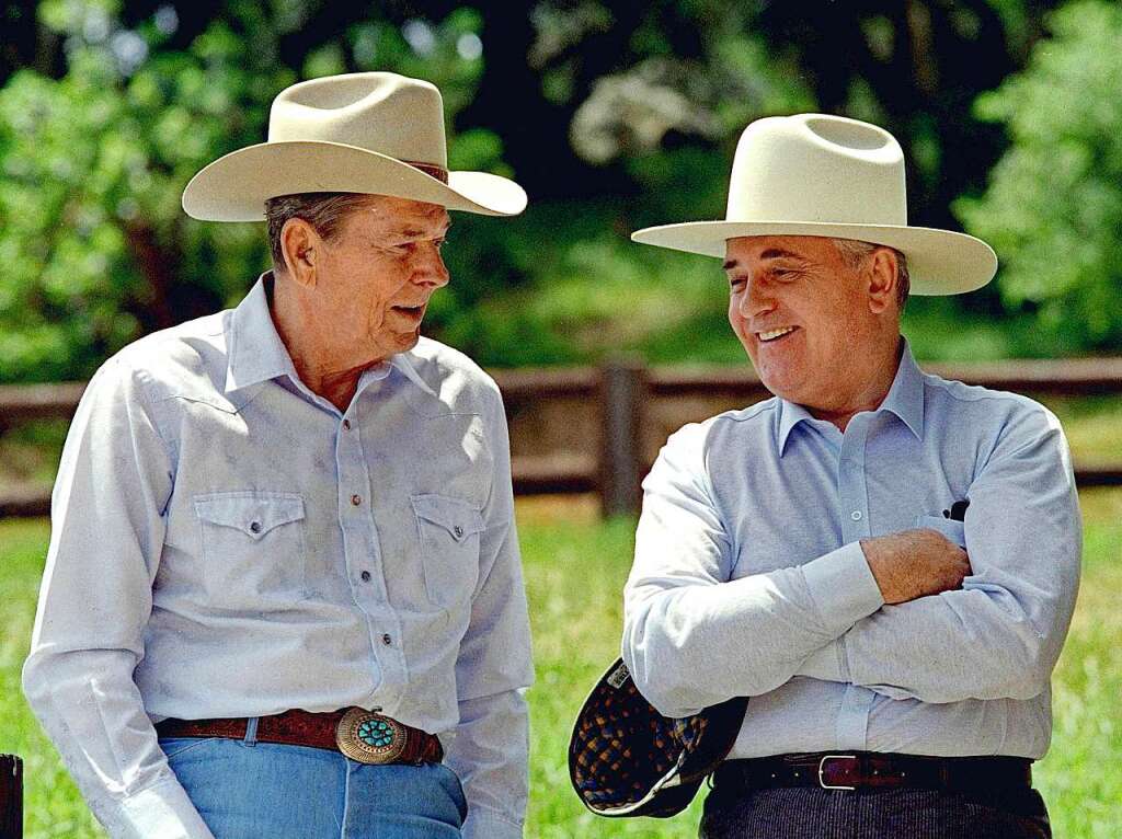 Reagan und Gorbatschow bei dessen Besuch auf Reagans Ranch im Jahr 1992.