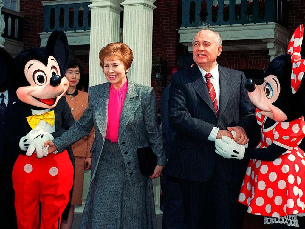 Gemeinsam mit seiner Ehefrau Raissa besuchte Michail Gorbatschow im April 1992 das Disneyland in Tokyo.