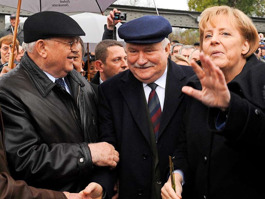 Mit einem Gang ber den frheren Grenzkontrollpunkt Bornholmer Strae gedenken Bundeskanzlerin Angela Merkel  mit Michail Gorbatschow (l.) und dem frheren polnischen  Staatsprsidenten Lech Walesa am 2009 in Berlin des Mauerfalls.