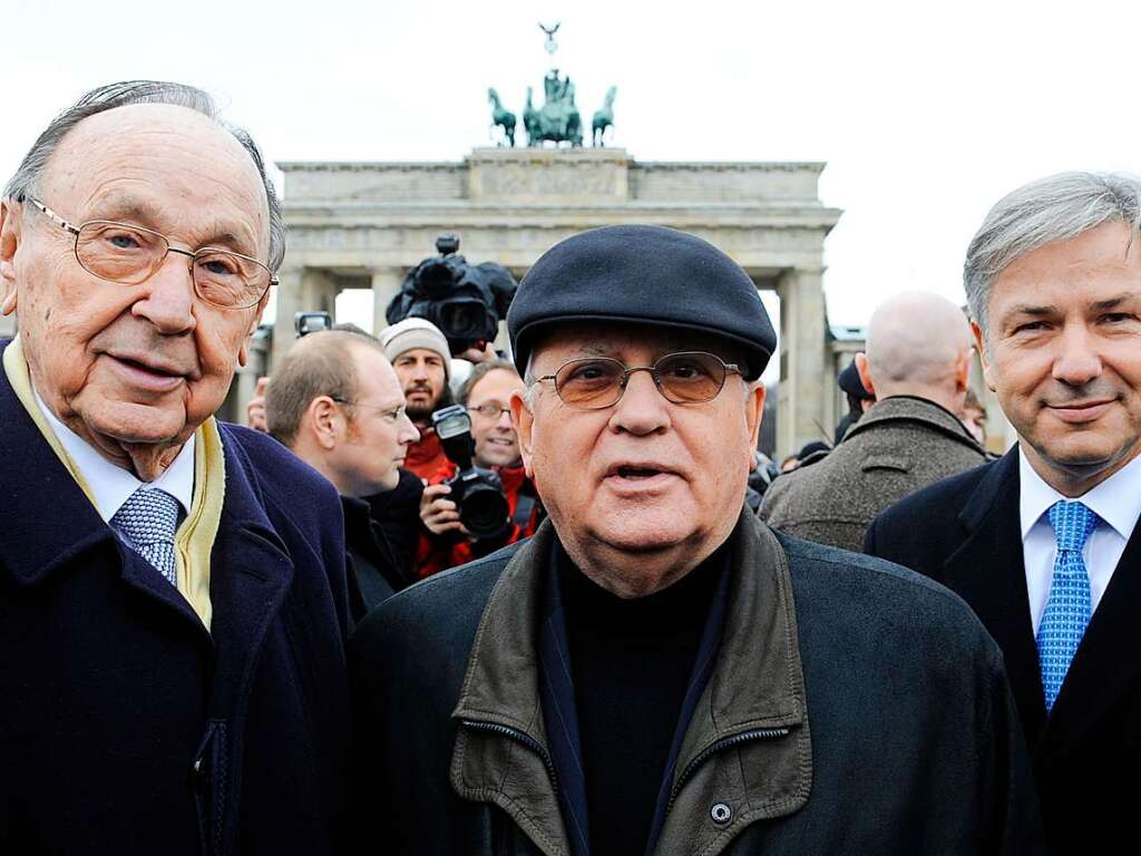 Berlins regierender Brgermeister Klaus Wowereit (rechts),  Michail Gorbatschow und der frhere Bundesauenminister Hans-Dietrich Genscher besuchten im Mrz 2009 das Brandenburger Tor in Berlin.