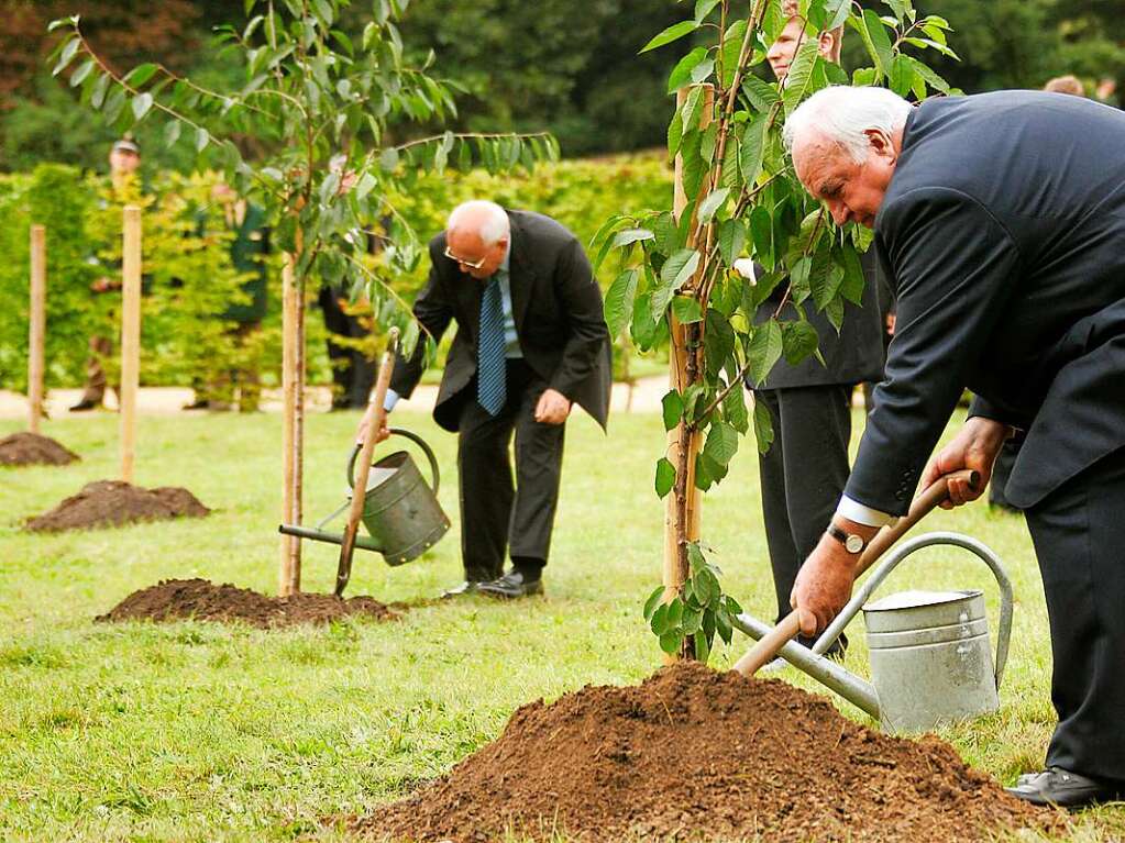 Altkanzler Helmut Kohl (vorn) und Michael Gorbatschow pflanzen am Tag der Deutschen Einheit 2005  in Potsdam im Schlosspark Sanssouci Kirschbume.