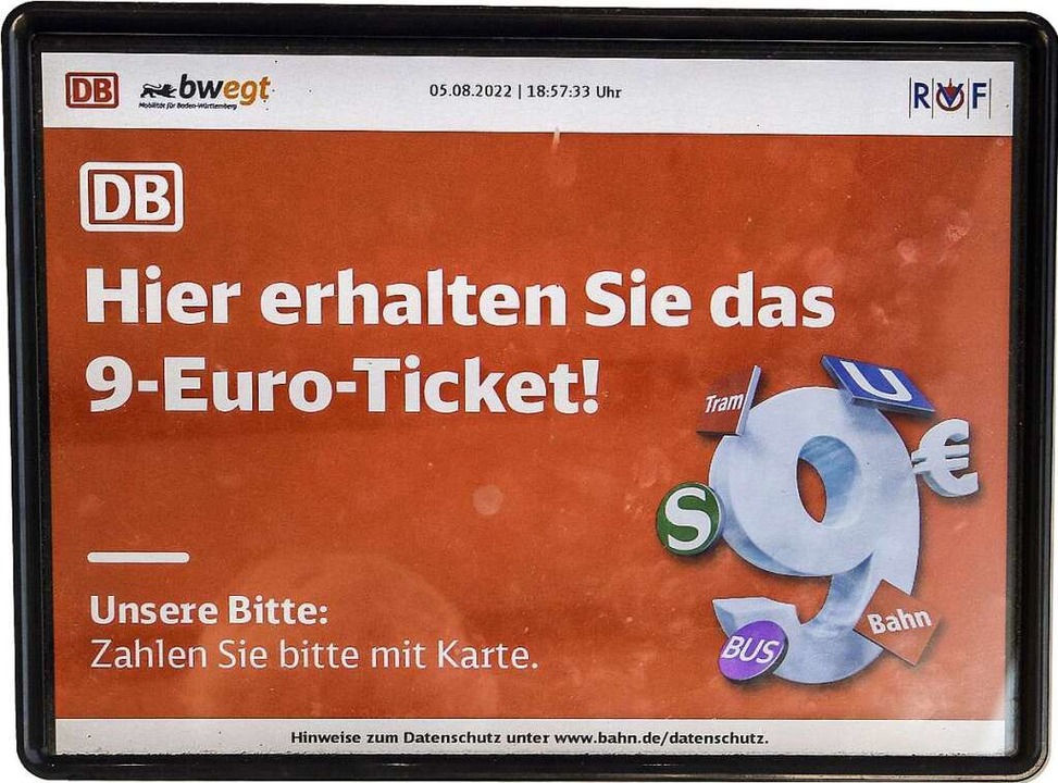 Für viele Deutsche war das 9-Euro-Tick...in treuer Begleiter. Nun läuft es aus.  | Foto: IMAGO/Winfried Rothermel