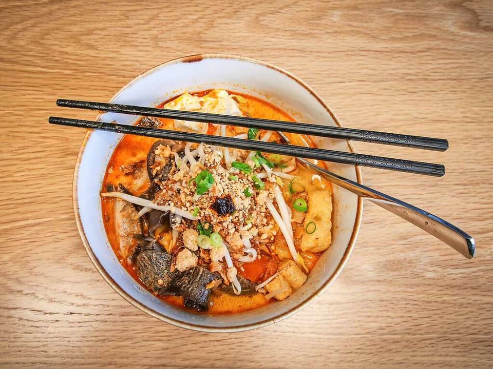 Die Nudelsuppe gibt es mit Rinderbrhe nach Familienrezept oder auch vegan.  | Foto: REBECCA BIELING