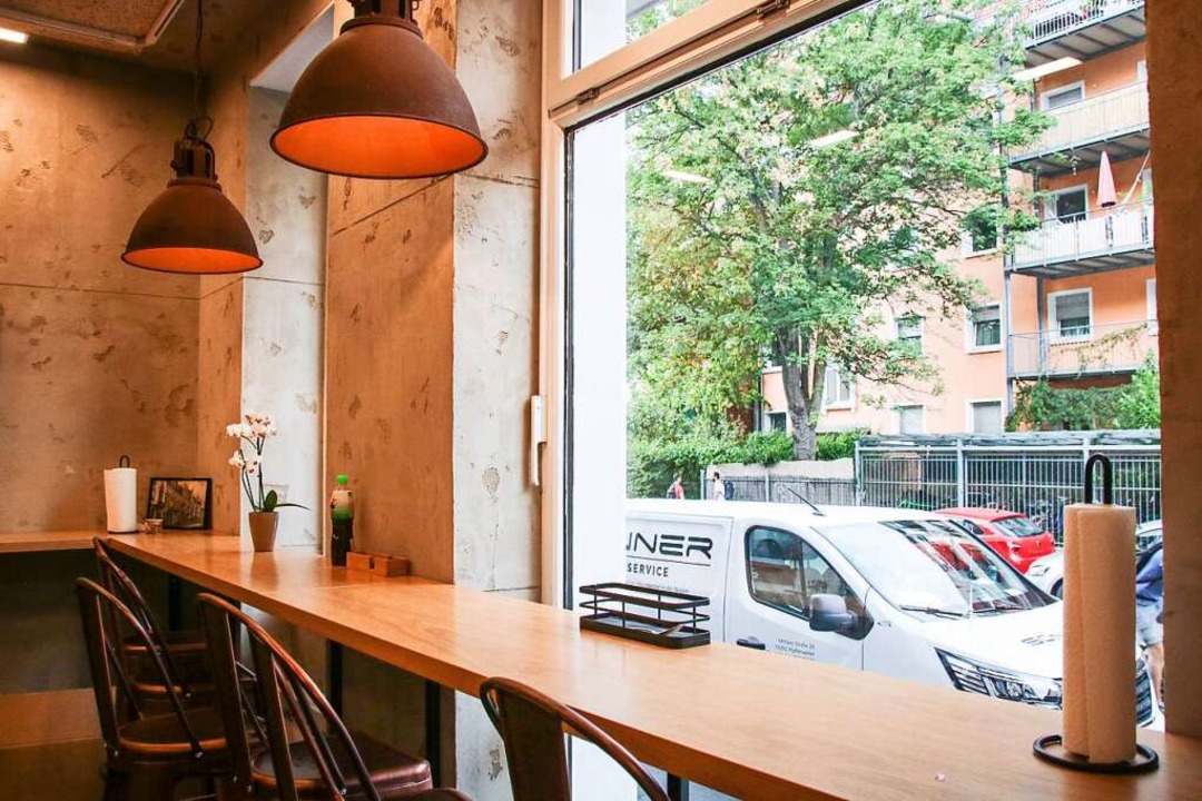 Die groe Theke haucht dem Restaurant ...gezielt in die Street Food Mentalitt.  | Foto: REBECCA BIELING