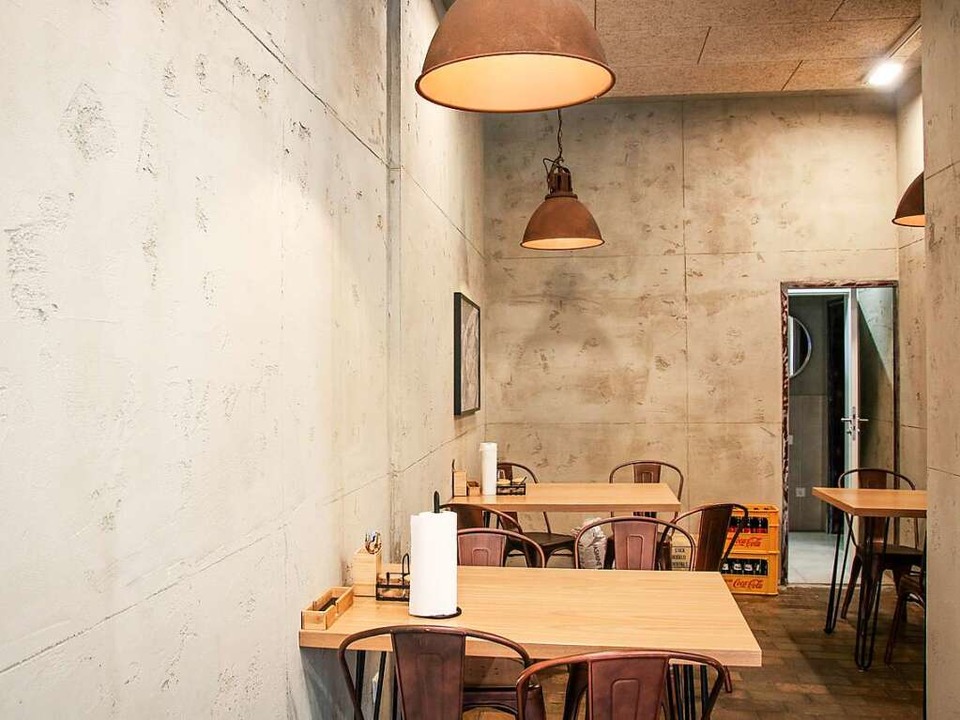 Hohe Decken, industrielle Lampen und S...machten den Flair des Restaurants aus.  | Foto: REBECCA BIELING