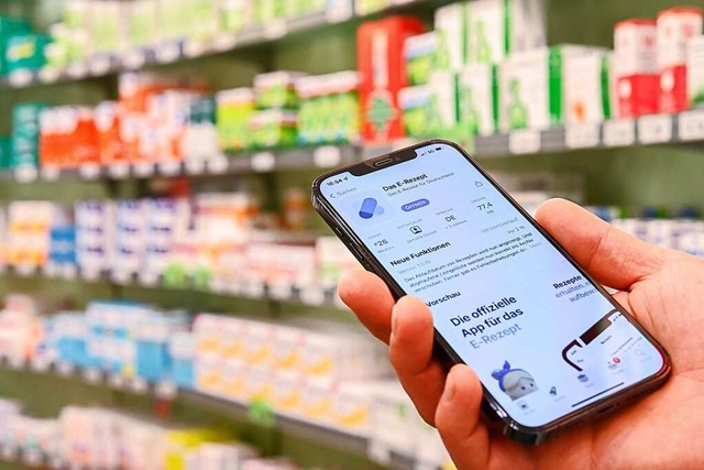 Um E-Rezepte per Smartphone einlsen z...gen App-Stores heruntergeladen werden.  | Foto: Mohssen Assanimoghaddam (dpa)