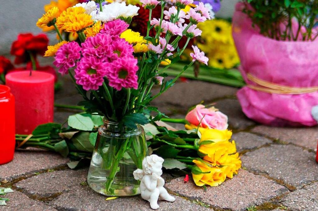 Blumen erinnerten in Gottenheim an die getötete Ayleen.  | Foto: Daniel Hengst