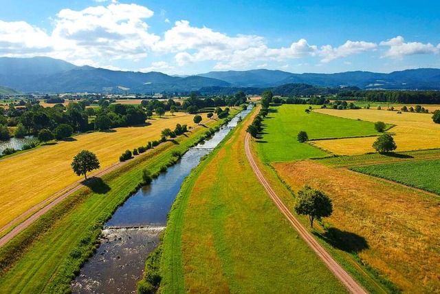 Elz und Baggersee (links) sorgen in Kollmarsreute  fr die Naherholung.  | Foto: Dieter Ruf