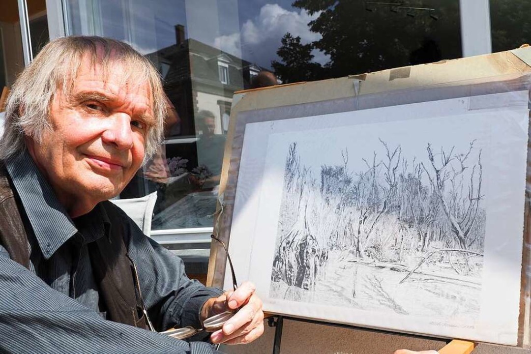 Ulrich Fürneisen mit einer seiner Zeichnungen.  | Foto: Michael Haberer
