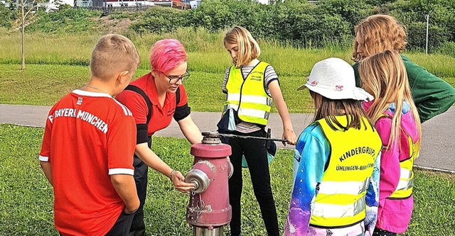 Sandra Breier (Zweite von links) zeigt...in Hydrant einsatzbereit gemacht wird.  | Foto: Annegret Freudig