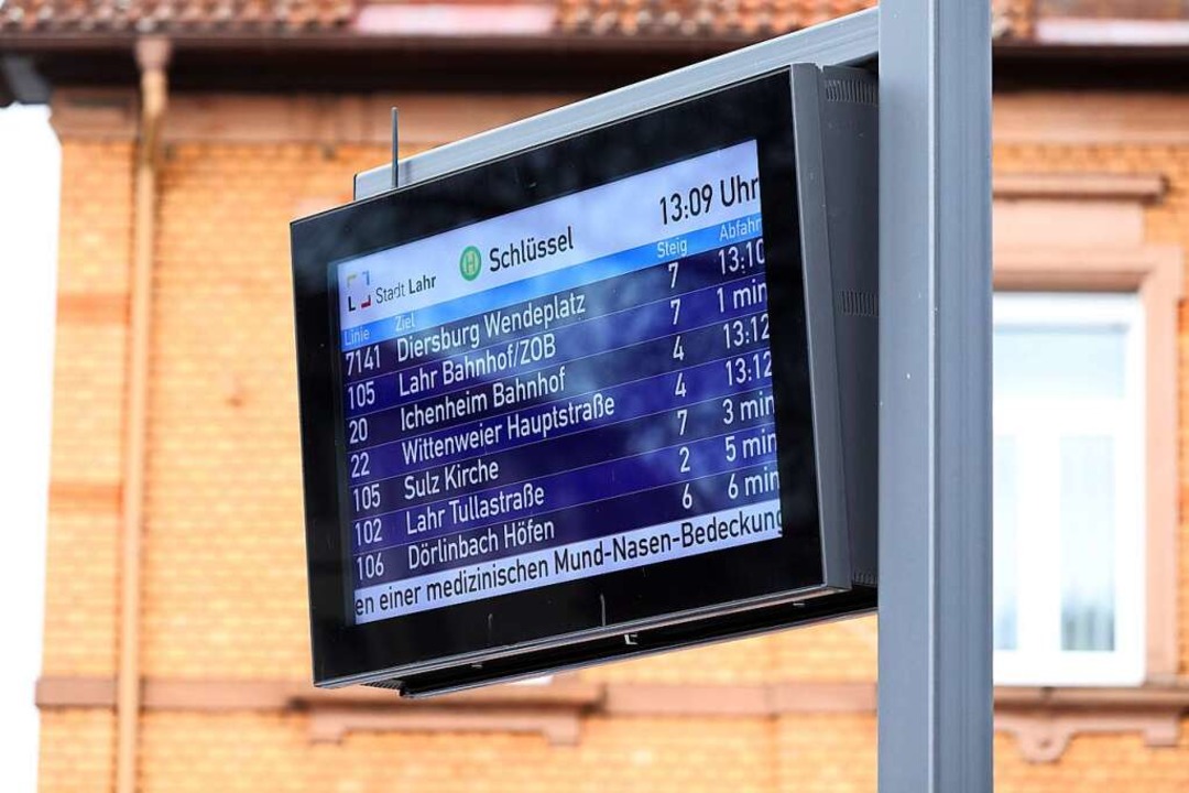 Ein Bildschirm zeigt die Busverbindungen am Lahrer Schlüssel an.  | Foto: Christoph Breithaupt