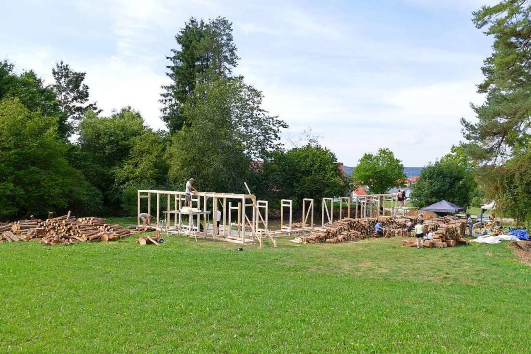In Gschweiler arbeiten 20 Studierende an der &#8222;Gedenksttte&#8220;.  | Foto: Stefan Mertlik
