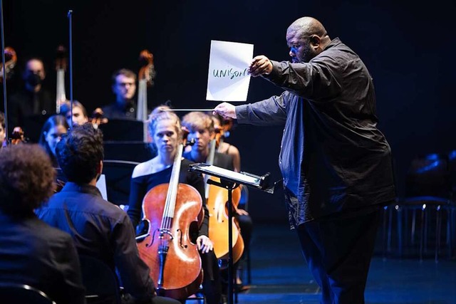 Der Dirigent zeigt die Richtung an: Tyshawn Sorey mit dem LFCO  | Foto: Manuela Jans | Lucerne Festival