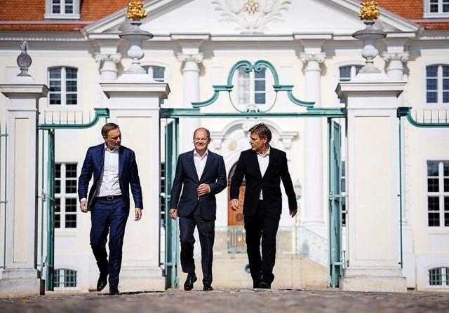 Finanzminister Christian Lindner, Bund...  (von links) vor dem Schloss Meseberg  | Foto: Kay Nietfeld (dpa)