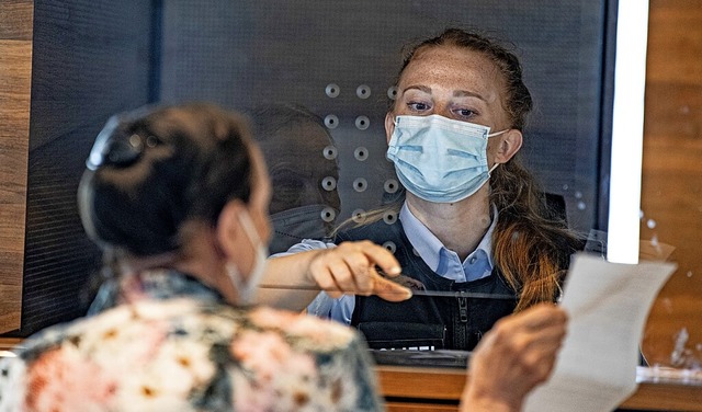 Eine Reisende aus St. Petersburg 2021 bei der Kontrolle am Flughafen  | Foto: Fabian Sommer (dpa)