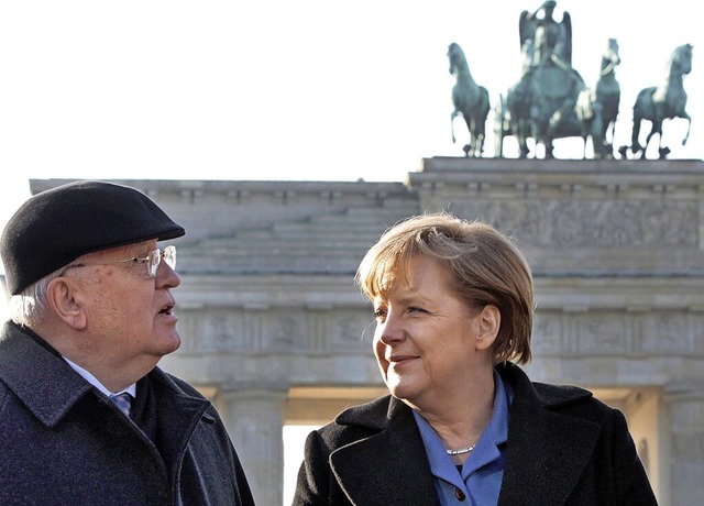 &#8222;Er hat vorgelebt, wie ein einze...orbatschow vor dem Brandenburger Tor.   | Foto: Tobias Schwarz (dpa)