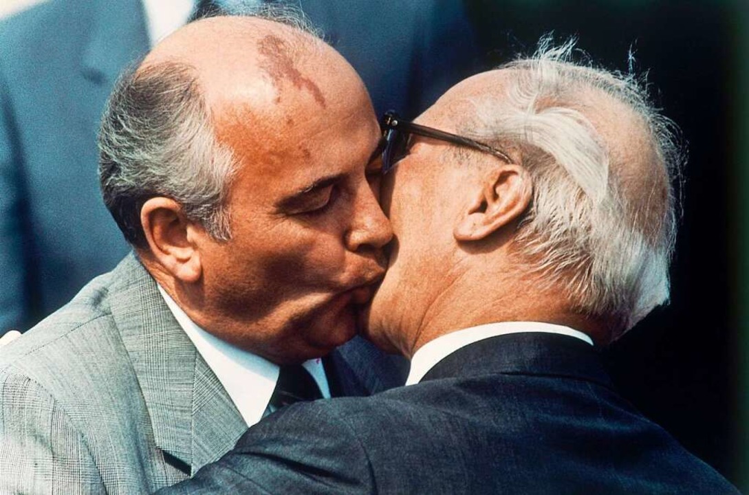 Gorbatschow 1987 beim sozialistischen ...und Parteichef der DDR, Erich Honecker  | Foto: Uncredited (dpa)