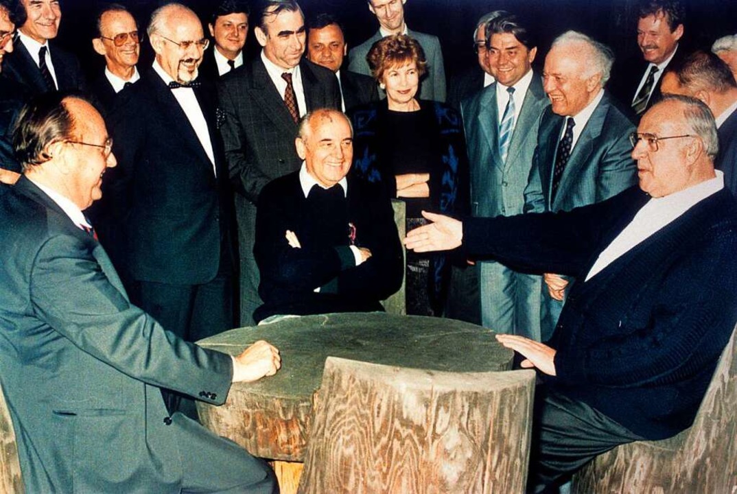 Der frühere Bundeskanzler Helmut Kohl ...hail Gorbatschow in Russland zusammen.  | Foto: Roberto Pfeil (dpa)