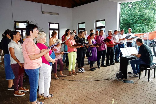 Die bis zu 35 Sngerinnen und Snger d...sten beiden  Auftritten  viel Applaus.  | Foto: Gudrun Gehr