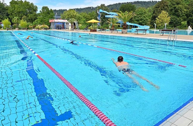 Am Mittwoch zogen nur wenige Schwimmer...te dem Strandbad einen Besucherrekord.  | Foto: Michael Bamberger