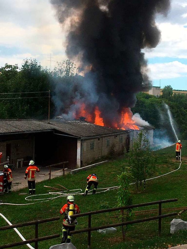 Feuerwehrleute beim Einsatz an der brennenden Scheune  | Foto: Markus Gtlin