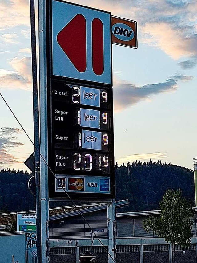 Die Tankstelle beim Rewe in Schopfheim am Mittwochabend  | Foto: Nicolai Kapitz