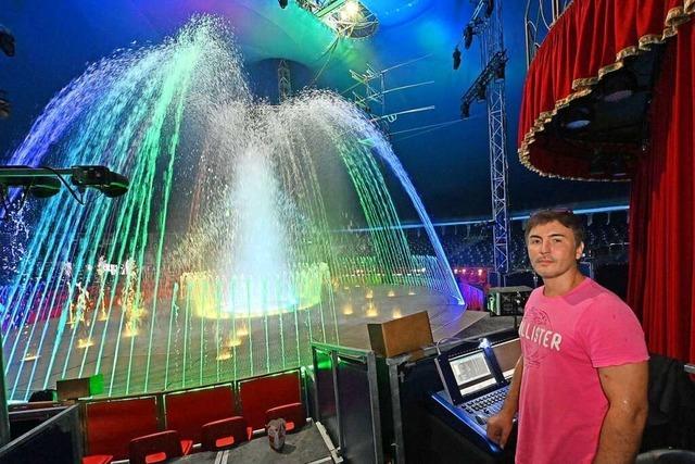 Wie ein Zirkuskünstler eine Manege mit Wasser- und Lichteffekten konstruiert hat