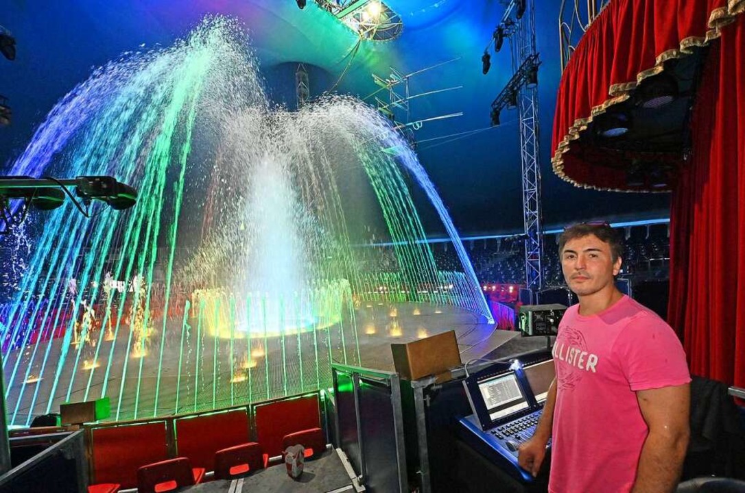 Ruslan Urunov mit der von ihm entwickelten Anlage für die Wasser-Licht-Show.  | Foto: Michael Bamberger