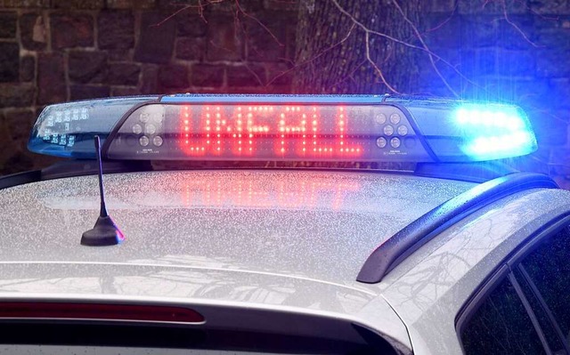 Auf der Autobahn zwischen Heitersheim ... Unfall gebaut hat, zu Fu geflchtet.  | Foto: Carsten Rehder (dpa)