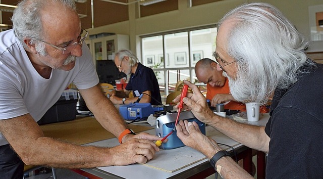 Ehrenamt und Nachhaltigkeit widersprechen einander nicht. Hier beim Repaircaf.   | Foto: Horatio Gollin