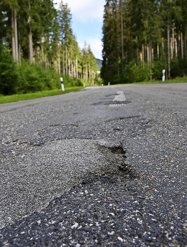 Schlaglcher ade: Die  Strae nach Lan... wird in mehreren Abschnitten saniert.  | Foto: tanja Bury