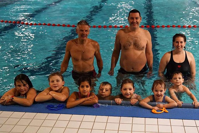 Ein Foto von einem DLRG-Schwimmkurs im Jahr 2019 im Hallenbad  | Foto: Verein