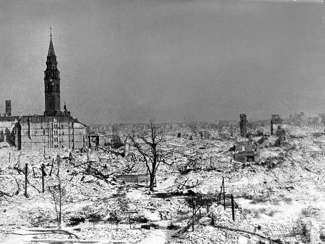 Blick auf das im zweiten Weltkrieg zerstrte Warschau.  | Foto: EPU CAF (dpa)
